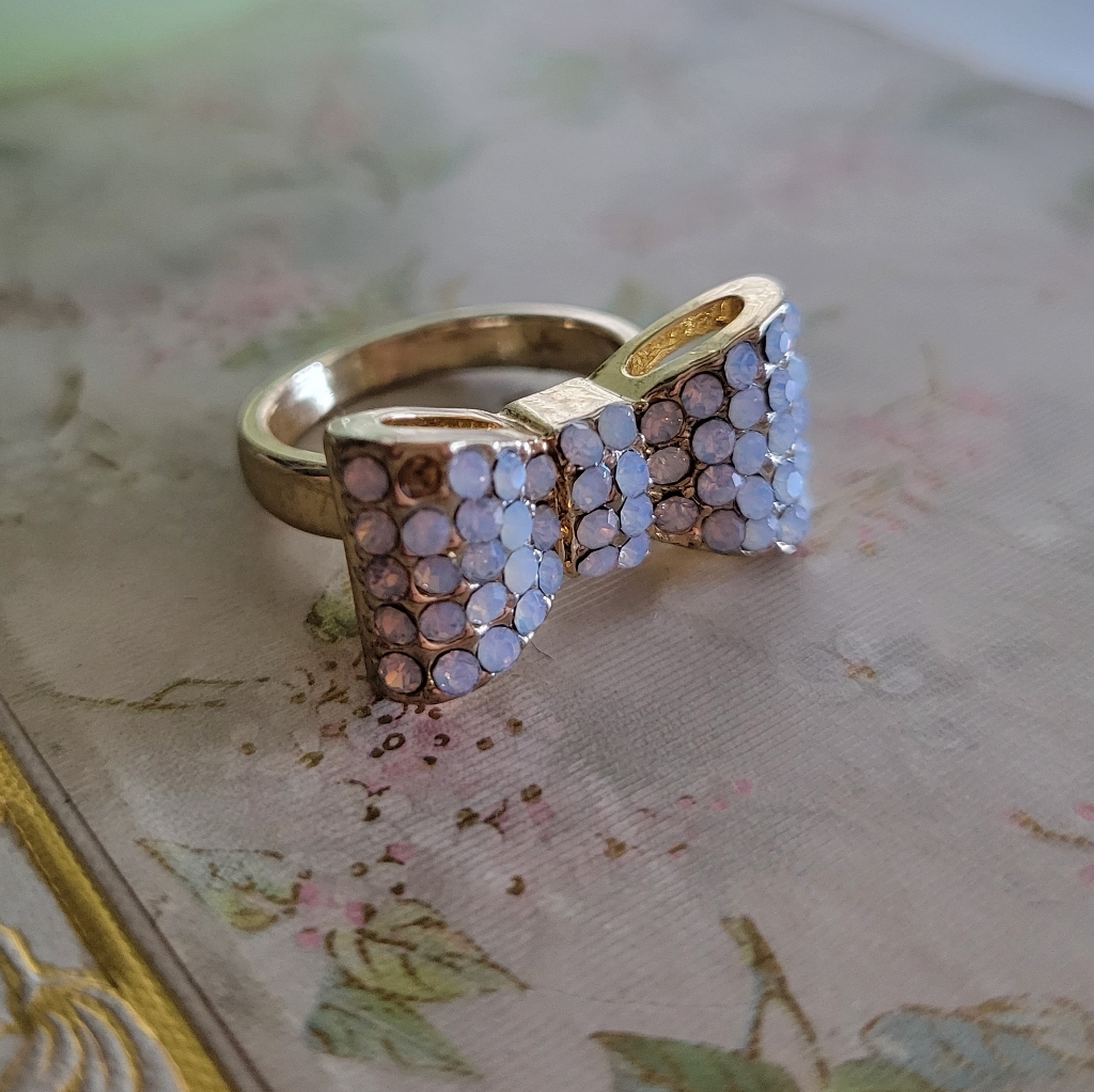 Crystal Bow Ring 14$